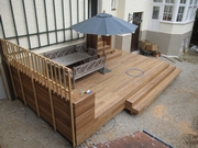 Cumaru-Terrasse mit Treppen und Sitzbank